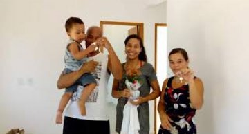 Entrega da casa da família Silva